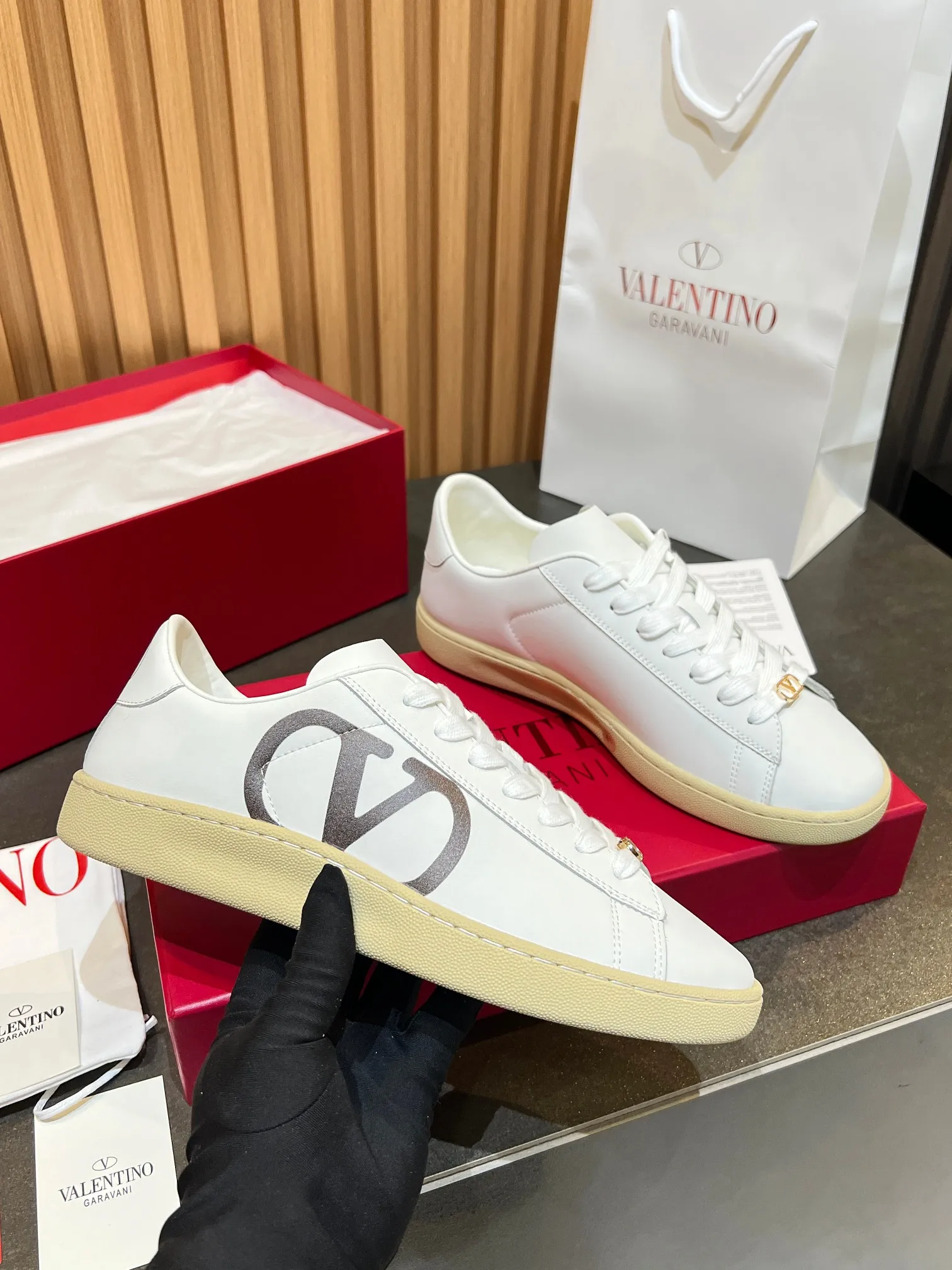 [Valentino] P: 640💰 Couple style, size: women 35-40▪️men 39-44 (45. Customized) Valentino VLTN casual shoes 2025 latest moral training shoes I can't put it down. Seiko details of cowhide sneakers, retro fashion, simple and advanced, casual matching. 1:1 restoration! Top luxury masterpiece, lace-up design, soft and comfortable imported calfskin brings excellent and elegant texture and excellent foot comfort. Top purchasing version upper: imported calfskin surface/original oil edge process + printing process. Inner lining: water-dyed cowhide lining. Outsole: original development 𝐓𝐏𝐔 two-color combination outsole. Packaging: full package with original configuration.